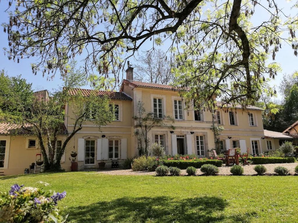 B&B / Chambre d'hôtes Le Domaine Des Platanes bourg charente 1 allee des platanes 16200 Bourg-Charente