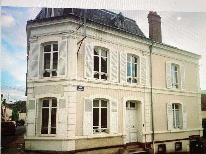 B&B / Chambre d'hôtes Le gouverneur, chambre d'hôtes 23 m2 et sa salle de bain 36 rue gouverneur 28400 Nogent-le-Rotrou