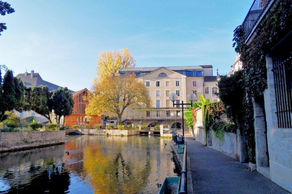 Le grand moulin des tanneurs B&B et Love Room 1 Rue du Prélot, 39100 Dole