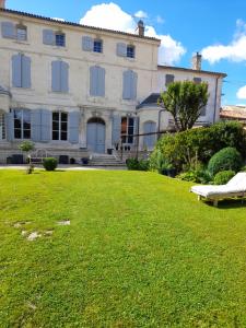 B&B / Chambre d'hôtes Le Jardin des Anges 2 rue de la tour ronde 17400 Saint-Jean-dʼAngély -1