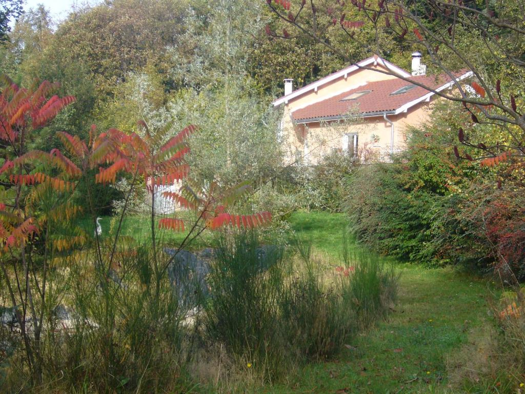 B&B / Chambre d'hôtes Le Jardin Ombragé 2955 La Tuillière 38140 Saint-Paul-dʼIzeaux