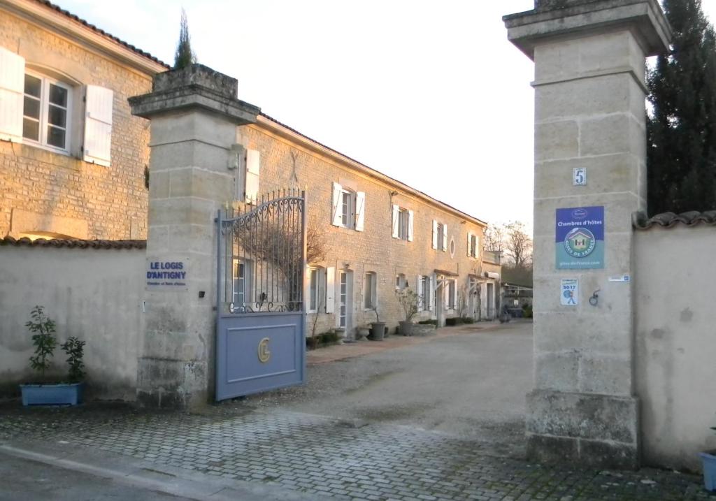 B&B / Chambre d'hôtes Le Logis d'ANTIGNY 5 rue de la serpe 79210 Val-du-Mignon