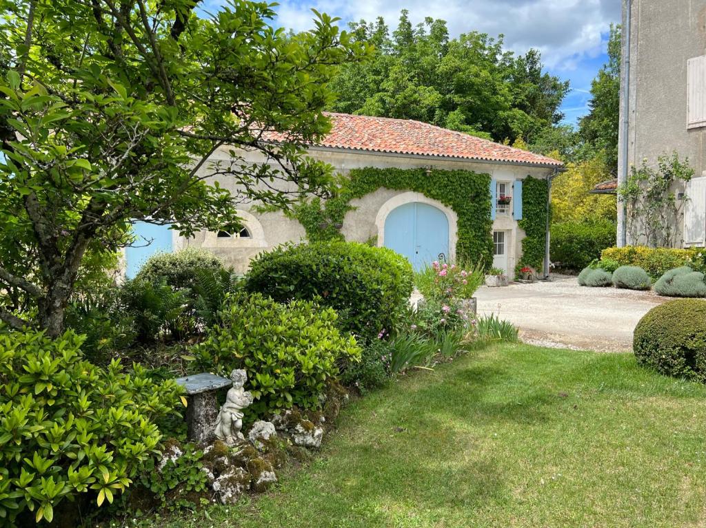 B&B / Chambre d'hôtes Le logis de Lasteyrie Lasteyrie, 1589 rte de la fontaine 24340 La Rochebeaucourt-et-Argentine