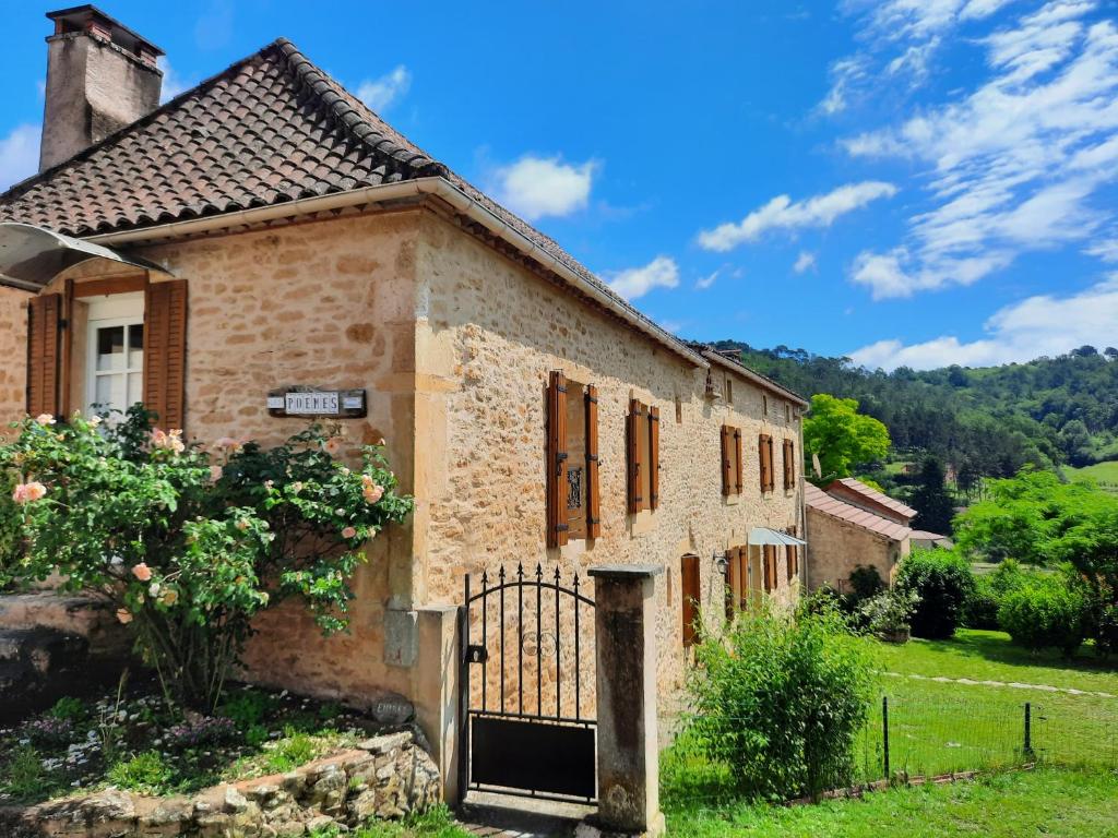 B&B / Chambre d'hôtes Le Logis des 3 Coeurs chambre La Bohème Le Bourg 24550 Saint-Cernin-de-lʼHerm