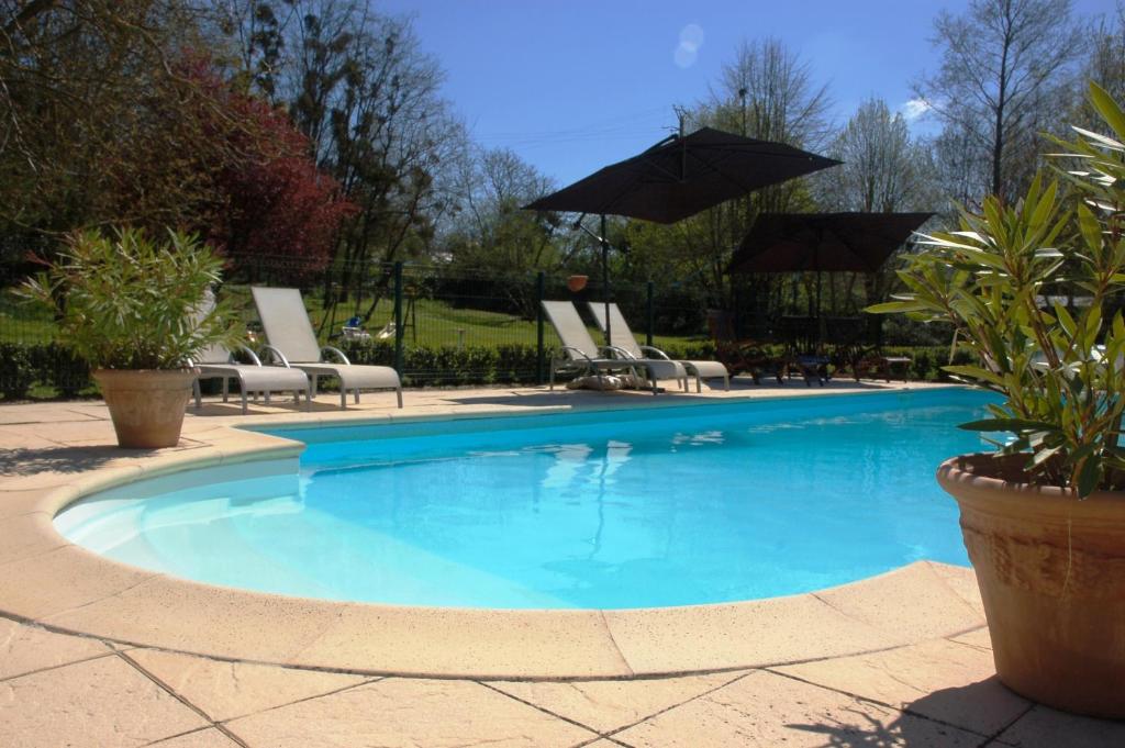 Le Logis du Pressoir Chambre d'Hotes Bed & Breakfast in beautiful 18th Century Estate in the heart of the Loire Valley with heated pool and extensive grounds Le Logis du Pressoir rue du Presbytere, Villeneuve, 49250 Brion