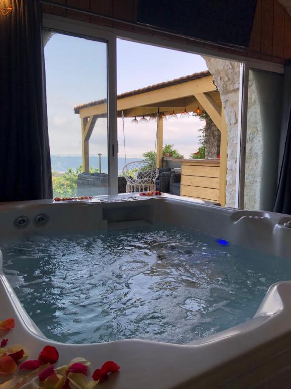 B&B / Chambre d'hôtes Le Manoir: chambre d’hôte de charme avec jacuzzi privatif 4 Rue de la Libération 06670 La Roquette-sur-Var