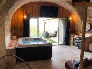 B&B / Chambre d'hôtes Le Manoir: chambre d’hôte de charme avec jacuzzi privatif 4 Rue de la Libération 06670 La Roquette-sur-Var Provence-Alpes-Côte d\'Azur