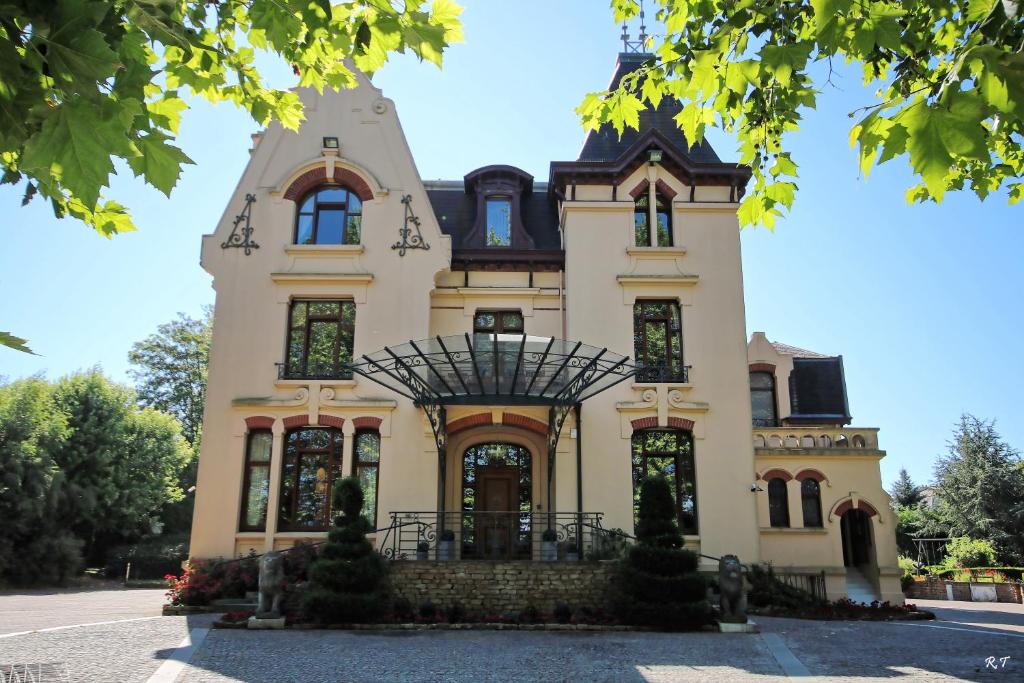 B&B / Chambre d'hôtes Le Manoir de la mantille 96 rue de bruxelles 59540 Caudry