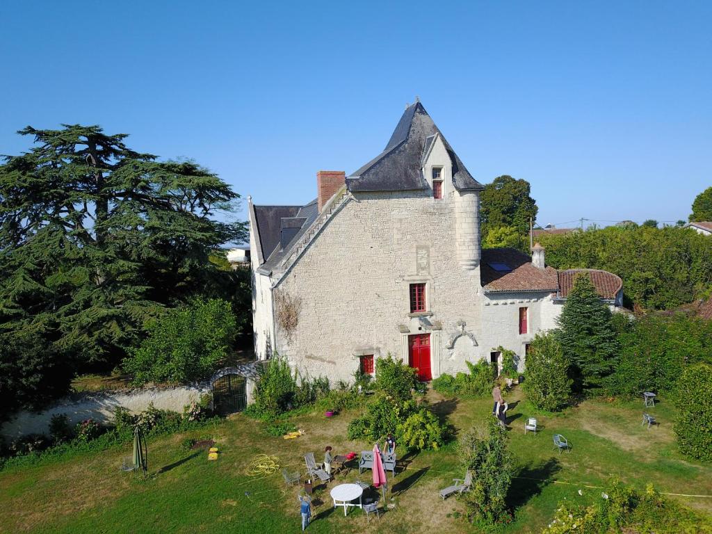 B&B / Chambre d'hôtes Le Manoir des Roches 1  les Roches 86420 Saires