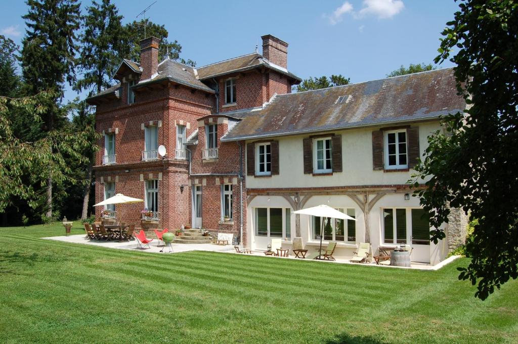 B&B / Chambre d'hôtes Le Manoir du Menillet 4 Route de Frouville 60540 Bornel
