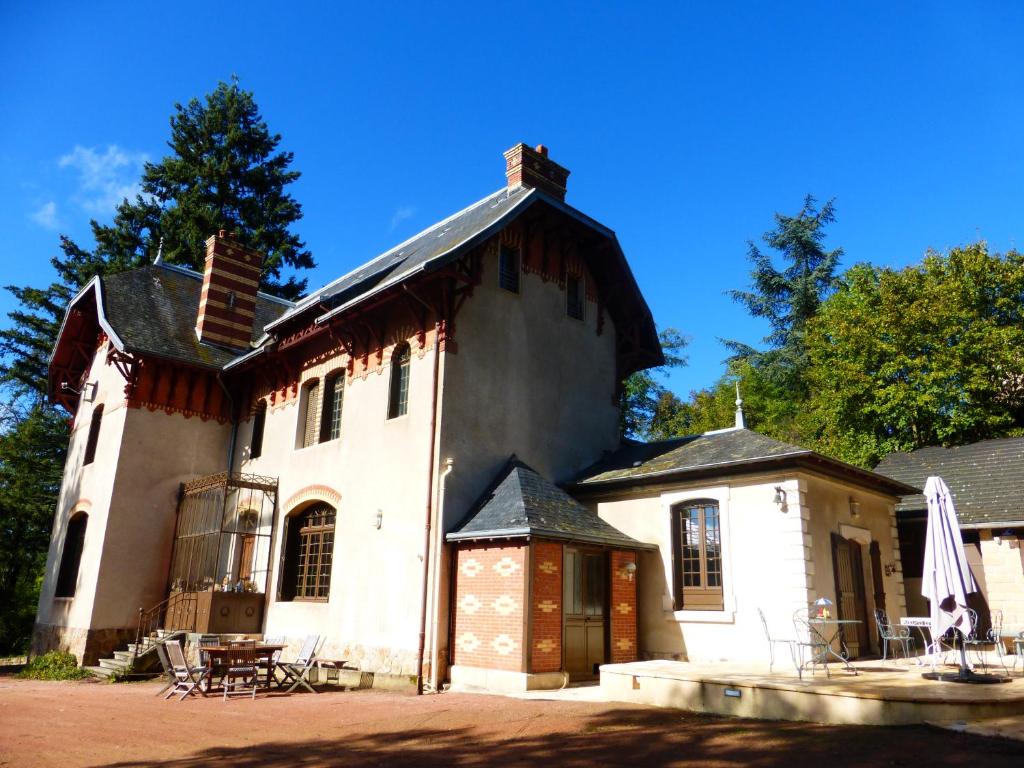 Le Manoir sur la Roche Le Chalet-D121, 71520 Clermain