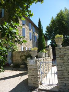 B&B / Chambre d'hôtes Le Mas des Busclats 1356 route de Saumane 84800 LʼIsle-sur-la-Sorgue Provence-Alpes-Côte d\'Azur