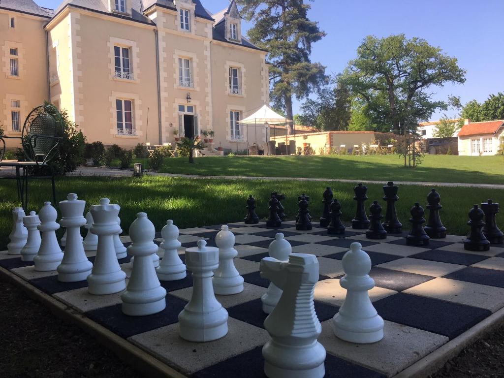 B&B / Chambre d'hôtes Le Petit Château des Cedres 3 Rue du Commandant Guilbaud 85640 Mouchamps