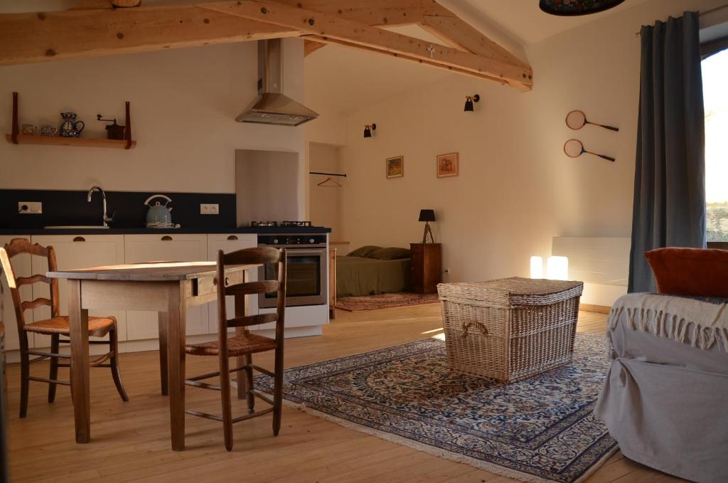 B&B / Chambre d'hôtes Le Petit Riousset, gîte à la campagne, proche Chabeuil 350 chemin de l'allard 26120 Montvendre