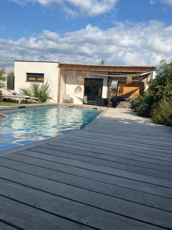 B&B / Chambre d'hôtes le pool house 161 Chemin de la Calmette 30000 Nîmes