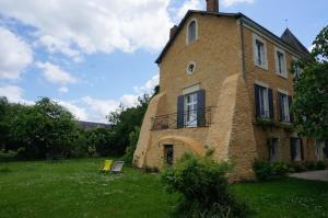 B&B / Chambre d'hôtes Le Prieuré 2 place Lucien Boré 49430 Lézigné Pays de la Loire