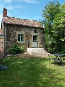 B&B / Chambre d'hôtes Le Relais des Eléphants Colorés Les Guis 63330 Virlet Auvergne