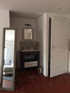 B&B / Chambre d'hôtes Le \ 12, Place Saint Antoine 04500 Riez Provence-Alpes-Côte d\'Azur