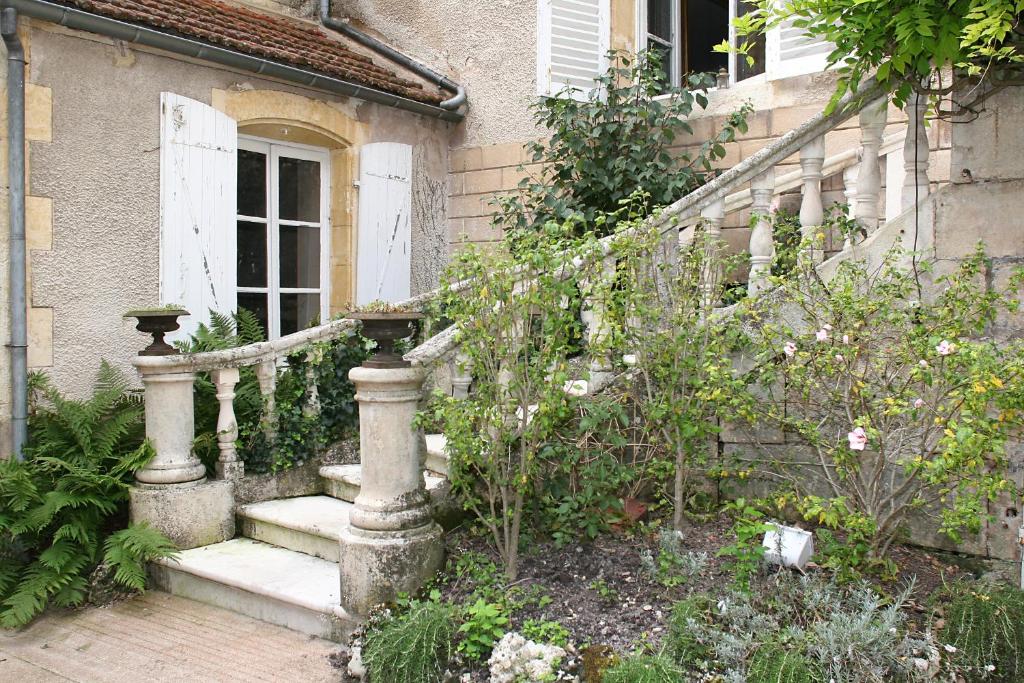 B&B / Chambre d'hôtes LE TABELLION 5 rue du jeu de paume 89310 Noyers-sur-Serein