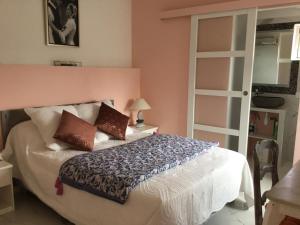 B&B / Chambre d'hôtes Le Train Sifflera Trois Fois 304 Rue du Dahomey 83200 Toulon Provence-Alpes-Côte d\'Azur