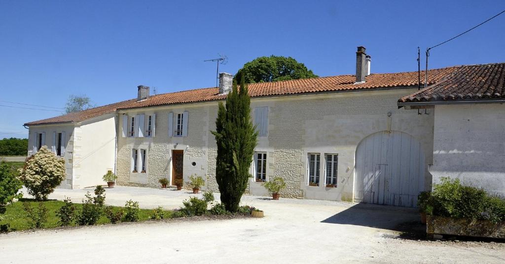 B&B / Chambre d'hôtes Le Vieux Noyer 1c chez monnereau 17500 Réaux