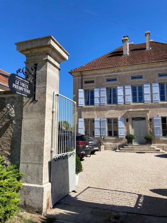 B&B / Chambre d'hôtes Le vieux presbytère 3 Rue de l'Eglise 70120 Confracourt