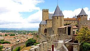 B&B / Chambre d'hôtes Le village-hôtes 6, place de l'église 11120 Sainte-Valière Languedoc-Roussillon