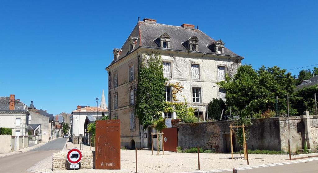 B&B / Chambre d'hôtes Le Voltaire 2 rue des Halles 79600 Airvault