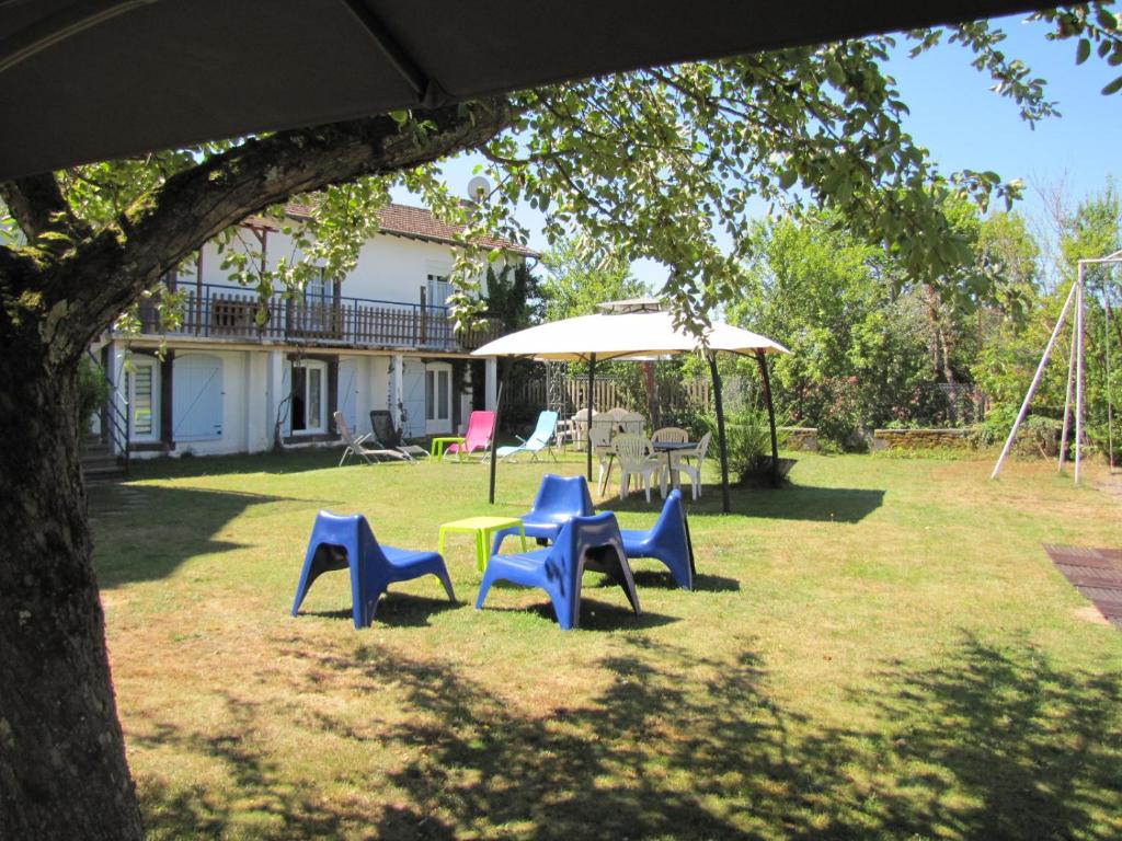 B&B / Chambre d'hôtes Leclosdipontine l'école des demoiselles 1, Rue de l'égalité 63230 Pontgibaud