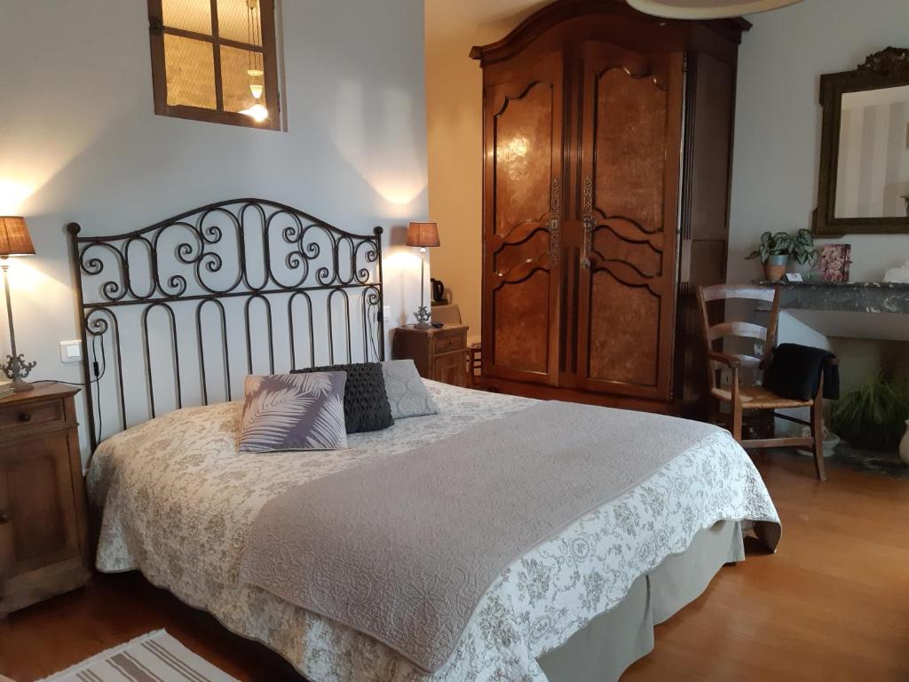 B&B / Chambre d'hôtes Les 2 Madeleine 10 rue du Lavoir 17700 Saint-Saturnin-du-Bois