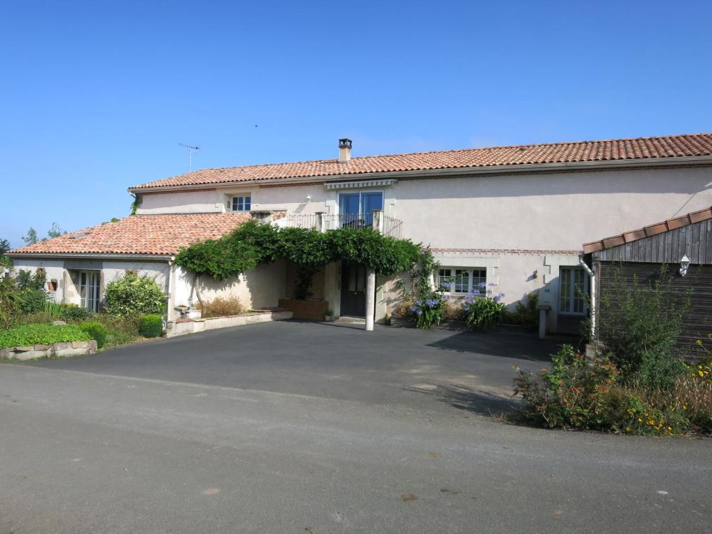 B&B / Chambre d'hôtes Les Bienfaits d'Harmonium 8 La Rousselière 79300 La Chapelle-Gaudin