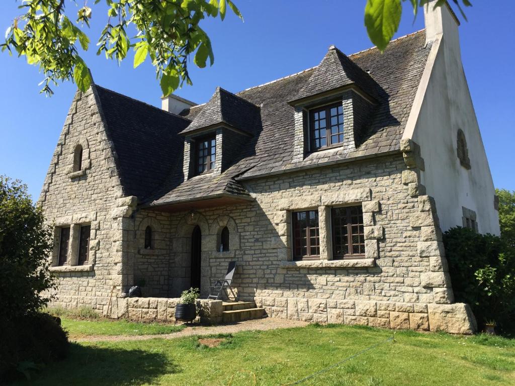 B&B / Chambre d'hôtes Les Chambres de KERCHELGEN 55 rue de Lampaul Guimiliau 29400 Saint-Sauveur