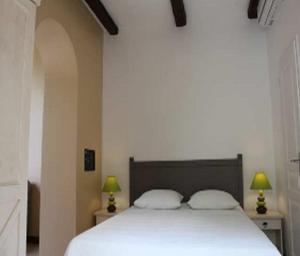 B&B / Chambre d'hôtes Les Galeries de Beaulac 2 bis rue Beaulac 34120 Pézenas Languedoc-Roussillon