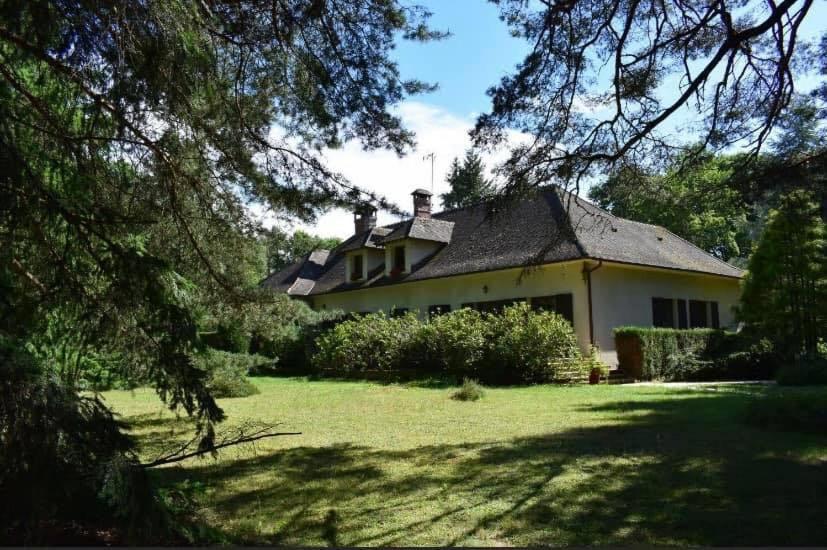 B&B / Chambre d'hôtes LES GENEBRUYERES - L'HISTOIRE D'UN REVE Les Genebruyères Route de Ménétréol 18700 AUBIGNY SUR NERE 18700 Aubigny-sur-Nère