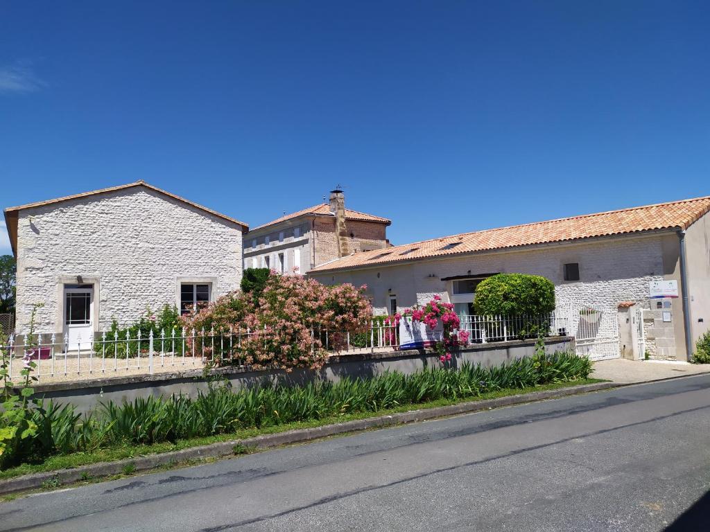 B&B / Chambre d'hôtes Les Gîtes du Vigneron et Cd'h 22 Avenue de Pons 17800 Saint-Seurin-de-Palenne