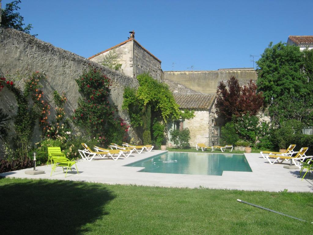 B&B / Chambre d'hôtes Les Jardins De La Livrée 4 Bis Rue Camp De Bataille 30400 Villeneuve-lès-Avignon