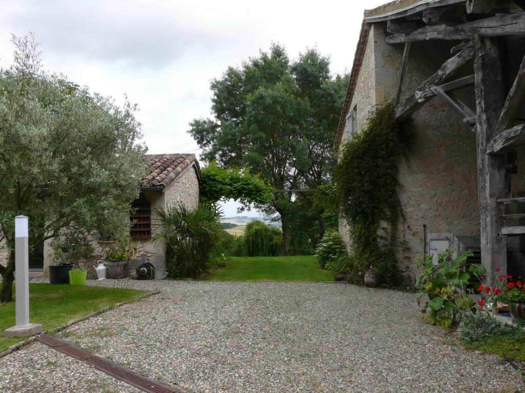 B&B / Chambre d'hôtes Les Lebes - La petite maison Lieu dit \ 32700 Sempesserre