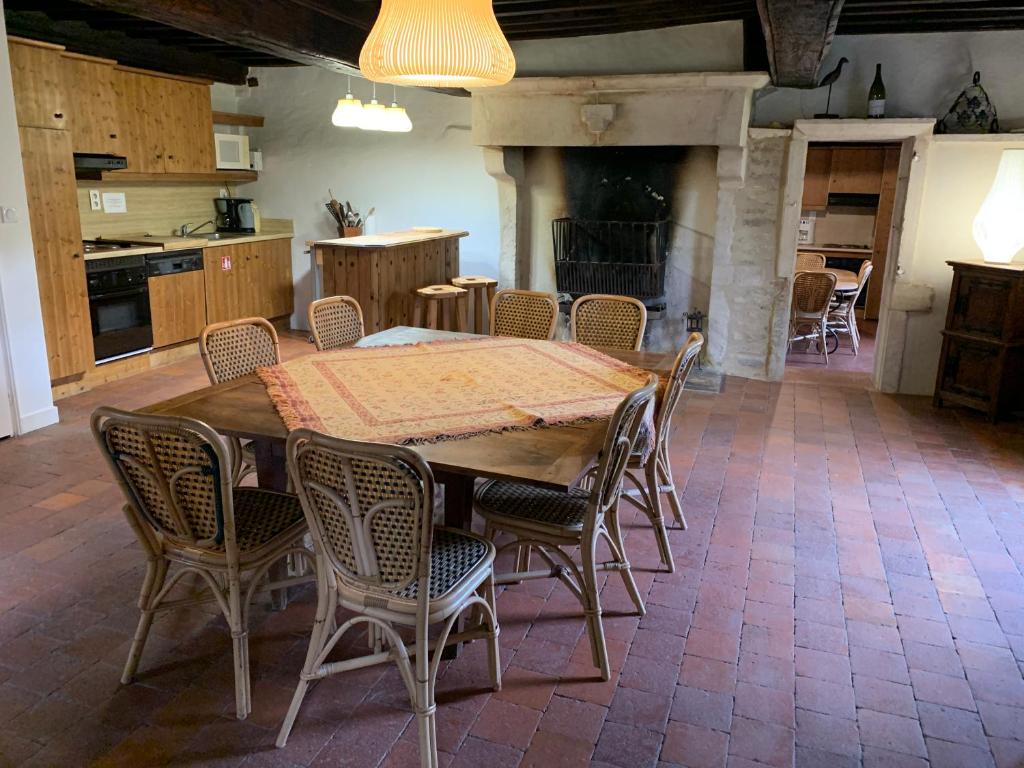 B&B / Chambre d'hôtes Les maisons vigneronnes messey 71700 Ozenay