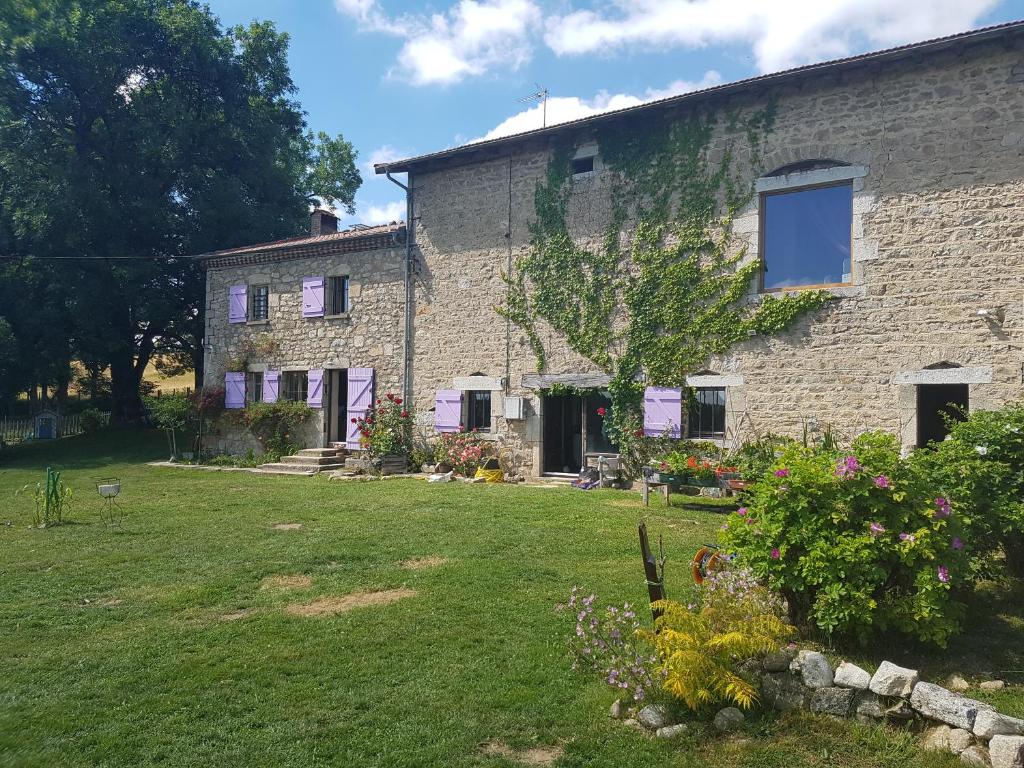 B&B / Chambre d'hôtes Les Pierres Davélie 2 chemin de l'hort Le Redondet 63890 Saint-Éloy-la-Glacière