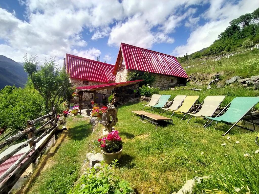 B&B / Chambre d'hôtes Les Toits Rouges - Chambre & Table d'hôte atypique , accès 350m à pied sur sentier de montagne Route de Douans 06660 Saint-Étienne-de-Tinée