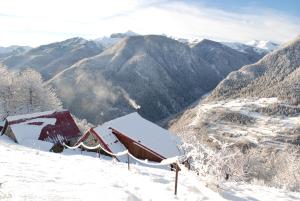 B&B / Chambre d'hôtes Les Toits Rouges - Chambre & Table d'hôte atypique , accès 350m à pied sur sentier de montagne Route de Douans 06660 Saint-Étienne-de-Tinée Provence-Alpes-Côte d\'Azur