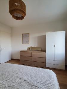 Lit king size dans appartement