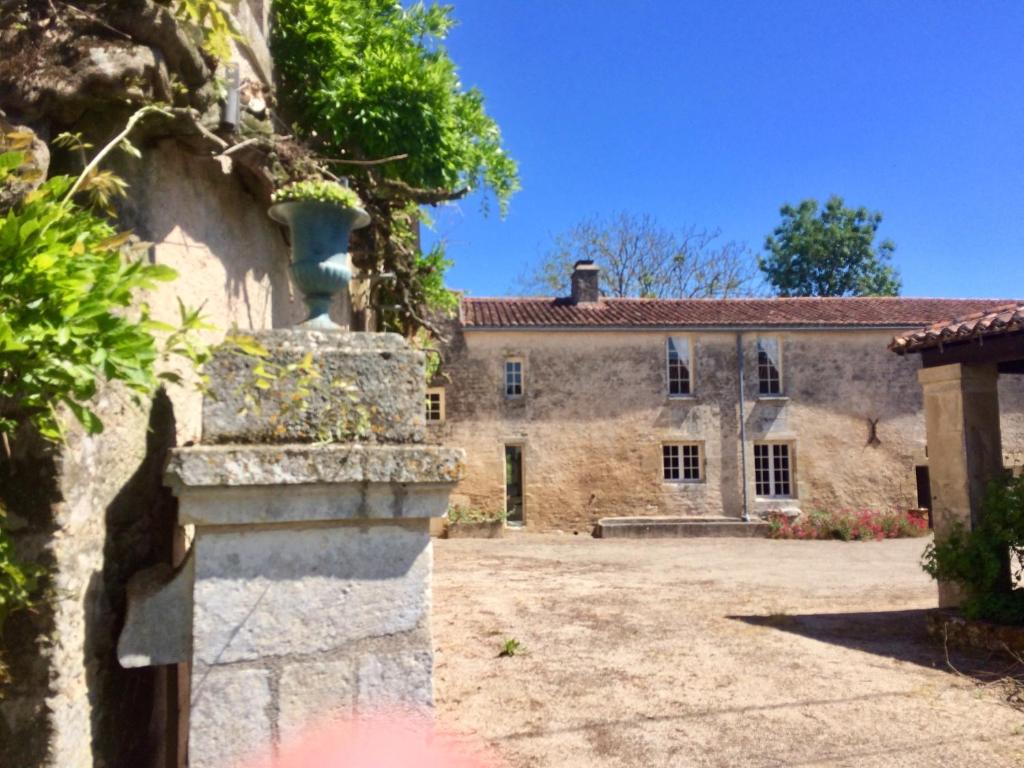 B&B / Chambre d'hôtes Logis de La Touche Logis de La Touche 1 Rue de l'Ancien Bourg 85240 Saint-Hilaire-des-Loges