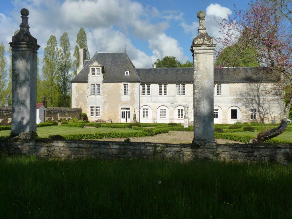B&B / Chambre d'hôtes LOGIS du Château du Bois Doucet Logis du Château du Bois Doucet 86800 Bignoux