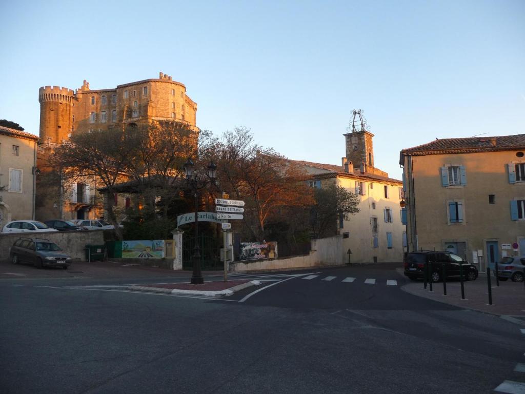 B&B / Chambre d'hôtes Logis du Comte Route de Bollene 26790 Suze-la-Rousse