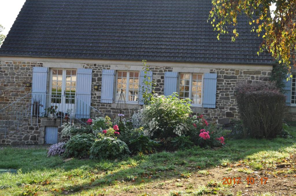 B&B / Chambre d'hôtes Ma maison bleue Le Rimollant 61150 Saint-Brice-sous-Rânes