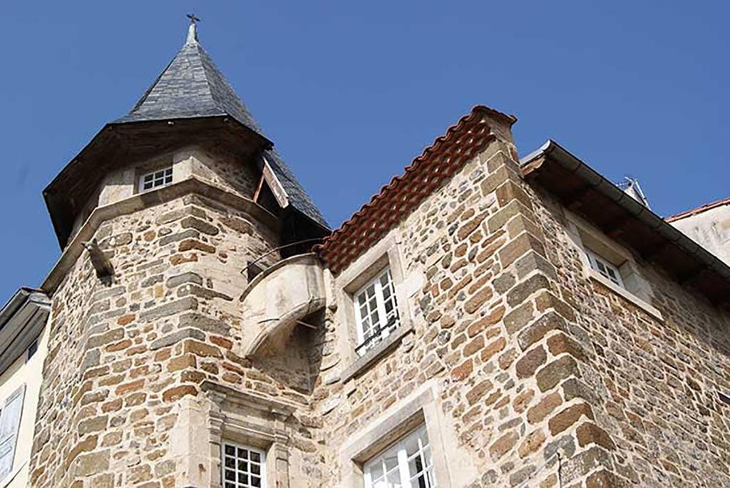 B&B / Chambre d'hôtes Maison au Loup - Superbe ancien hotel particulier du XVIe siècle au cœur de la vieille ville du Puy 10 Rue Prat du Loup 43000 Le Puy-en-Velay