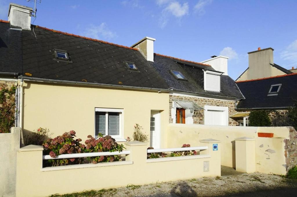 maison blanche piscine et petit déjeuner