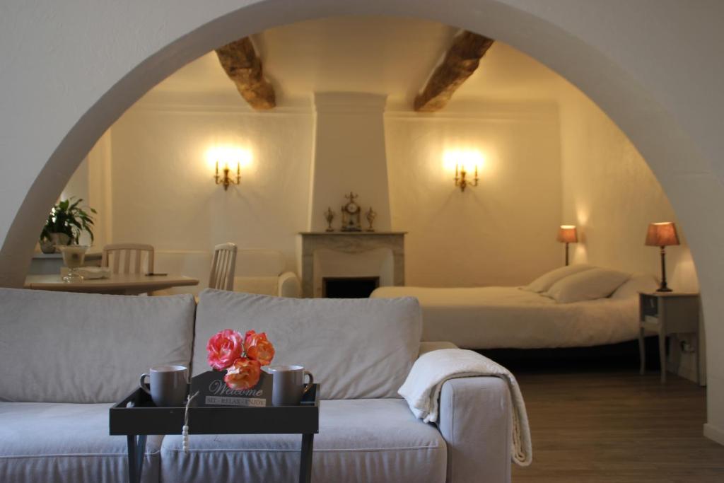 B&B / Chambre d'hôtes Maison Carles BnB 16 rue Maréchal Foch 06480 La Colle-sur-Loup