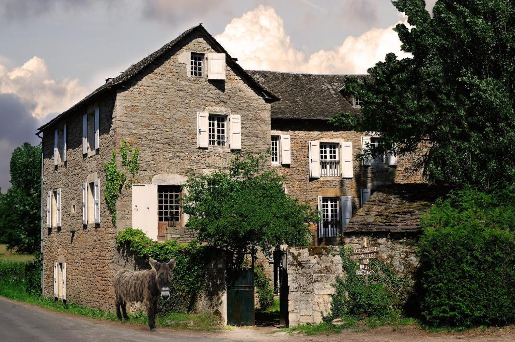 B&B / Chambre d'hôtes Maison d'Hôtes La Singulière 7 rue Emile Zola 12150 Sévérac-le-Château